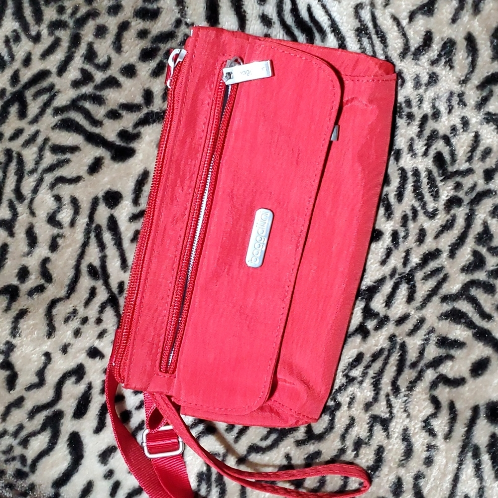 Great condition Baggallini little purse with a lot of pockets.